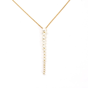Minimalist 18K gold plated necklace featuring graduated white pearl pendants on a thin chain