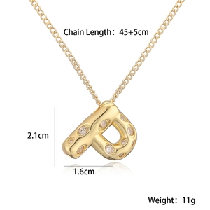 Dettaglio collana con ciondolo a lettera placcata oro 18k e dimensioni della catena