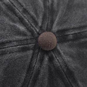 Détail d'une casquette en coton délavé gris avec bouton supérieur et coutures