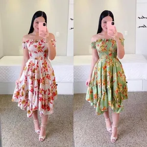 Schulterfreies Midikleid mit Blumenmuster, geraffter Brust und Volantsaum