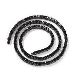 Détail du collier tennis noir avec zircons ronds sertis en disposition spirale