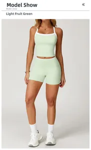 Detailopname van een licht fruitgroen yoga-set met racerback-top en wit afgezette short