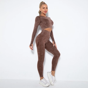 Detail der Textur von nahtlosem Yoga-Set in Kaffee mit langärmeligem Top und Leggings