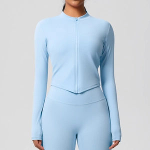Détail d'un ensemble de yoga bleu clair avec veste zippée à col montant et ourlet en V