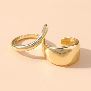 Poliertes goldenes geometrisches Ring-Set mit minimalistischem Wellenband und breitem Ring
