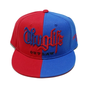 Detailaufnahme der Thug Life 3D-Stickerei auf der rot-blauen Hip-Hop-Baseballkappe