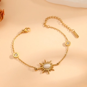 Bracelet soleil en acier doré avec pierre d'opale blanche et détails en zircone