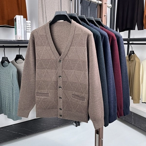 Detailaufnahme der Herren-Strickjacken mit V-Ausschnitt und geometrischen Jacquard-Mustern