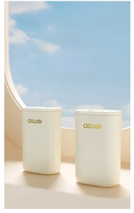 Boîtes à savon de voyage blanches portables devant un ciel bleu par la fenêtre