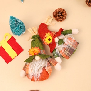 Herfstkabouters met zonnebloemen en esdoornbladeren voor oogstfeest decoratie