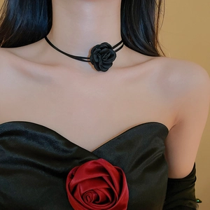 Choker élégant en rose de tissu noir et robe fleurie rouge pour une esthétique romantique