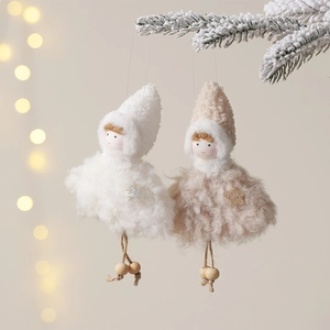 Poupées d'ange de Noël en peluche blanc et kaki suspendues à une branche de sapin enneigée