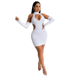 Détail d'une robe moulante blanche ajourée avec manches assorties et découpes