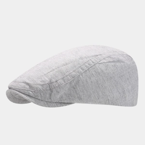 Vista detallada de una gorra plana gris claro transpirable con un fino patrón de rejilla