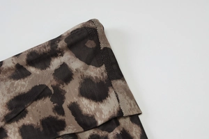 Détail du tissu en maille à imprimé léopard avec des coutures de haute qualité