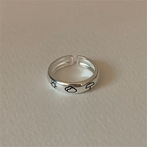 Anello aperto in argento sterling 925 con incisioni minimaliste di sole e nuvole