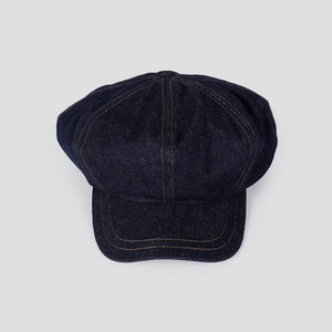 Détails de la casquette gavroche en denim bleu foncé avec surpiqûres orange