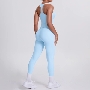 Vue détaillée du dos de l'ensemble brassière de sport et legging yoga bleu clair