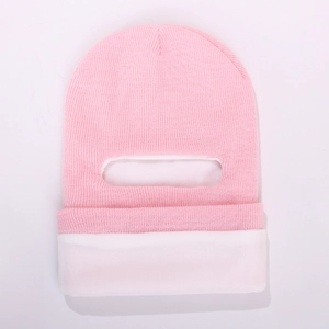 Détail de la cagoule tricotée rose pour bébé avec doublure en polaire blanche chaude