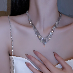 Collier ras du cou élégant en argent en forme de V avec strass brillants sur modèle