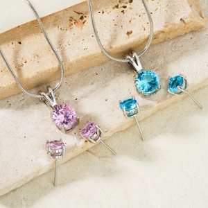 Parure de bijoux élégante avec colliers et boucles d'oreilles en pierres rose et bleue