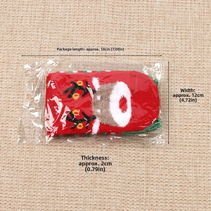 Detail roter Weihnachtssocken mit 3D-Rentiergeweih in Verpackung und Maßangaben