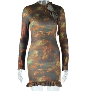 Détail de robe vintage avec découpe au col et imprimé abstrait marron et orange vif