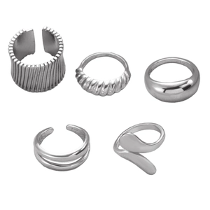 Detailansicht eines 5-teiligen Silberring-Sets mit Lavalinien und Tropfendesign