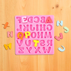 Stampo in silicone rosa per 26 lettere maiuscole con campioni 3D colorati in resina