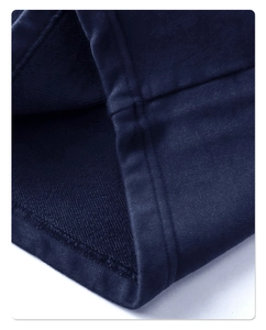 Dettaglio delle cuciture e della fodera in pile sui pantaloncini streetwear blu scuro