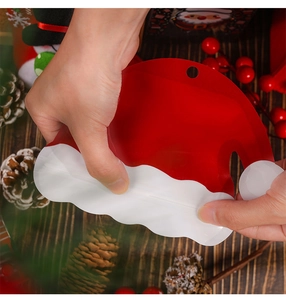 Dettaglio del sacchetto regalo a forma di cappello di Babbo Natale con chiusura zip