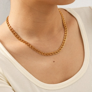 Collier élégant en acier inoxydable plaqué or 18 carats pour femme sur un mannequin