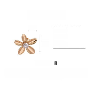 Detail view of a 4.5cm gold-tone flower ring with a white pearl center and size specs