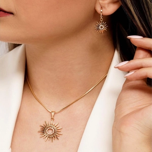Parure bijoux tournesol dorée élégante avec collier et boucles d'oreilles sur modèle