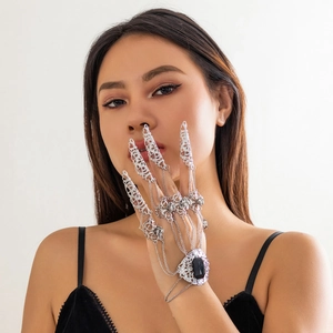 Bracciale schiava punk gotico con motivi traforati e gemme nere sulla mano