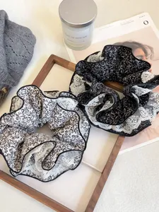 Chouchous à fleurs avec bordures en dentelle sur un fond esthétique et élégant