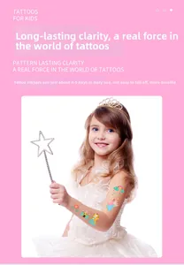 Détails de tatouages colorés de château de princesse sur le bras d'un enfant