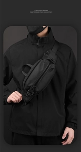 Vue détaillée du sac de poitrine tactique noir avec grandes fermetures éclair pour homme
