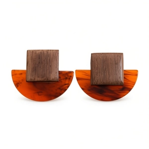 Geometrische Ohrstecker aus Holz und Bernsteinharz mit brauner Holzmaserung im Retro-Stil