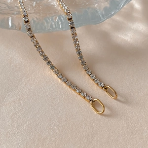 Elegante collar tennis de acero inoxidable dorado con brillantes piedras de circonita