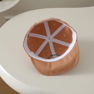 Détails intérieurs de la casquette bébé montrant la structure à six panneaux renforcés