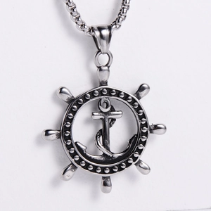 Gros plan détaillé d'un collier avec pendentif gouvernail et ancre de style vintage