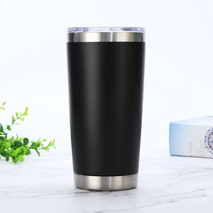 20oz black vacuum insulated stainless steel travel mug with clear lid on marble surface