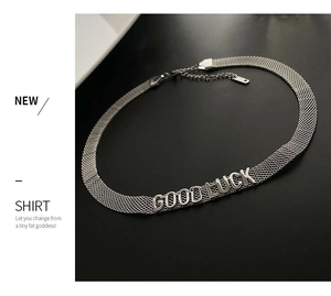 Détail du collier ras du cou en maille argentée avec lettres 3D GOOD LUCK et fermoir