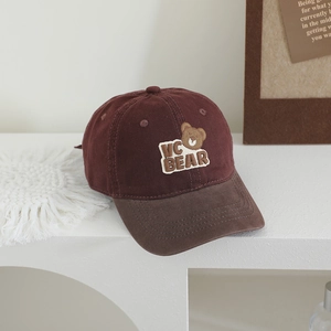 Détail de la broderie ours VC BEAR et du tissu en coton bicolore sur la casquette de baseball