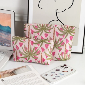 Detail von zweiteiligen rosa Jacquard-Kulturtaschen mit grüner Palmenbestickung