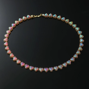 Dettaglio della collana hip hop a cuore con motivi a scaglie iridescenti e placcatura