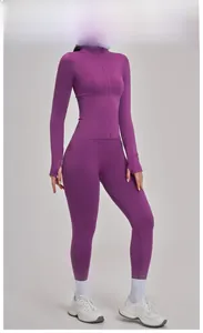 Detail eines Yoga-Sets in Beerenlila mit nahtlosem Strick und Daumenlochbündchen