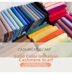 Dettaglio di sciarpe multicolore in finto cashmere con trama a saia e bordi con frange