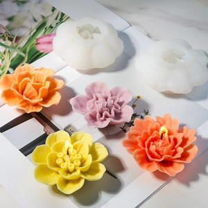 Gedetailleerd bovenaanzicht van bloemen siliconen mallen voor DIY kaarsen en gipskunst